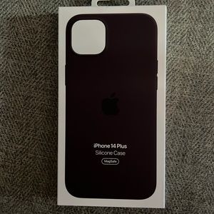 Apple iPhone 14 Plus Silicone Case in Elderberry with MagSafe